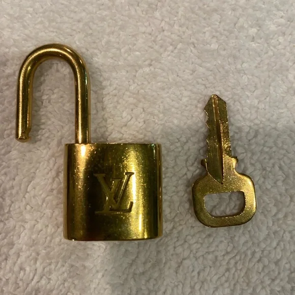 🔥❤️ Authentic Louis Vuitton Lock & Key - Picture 2 of 3
